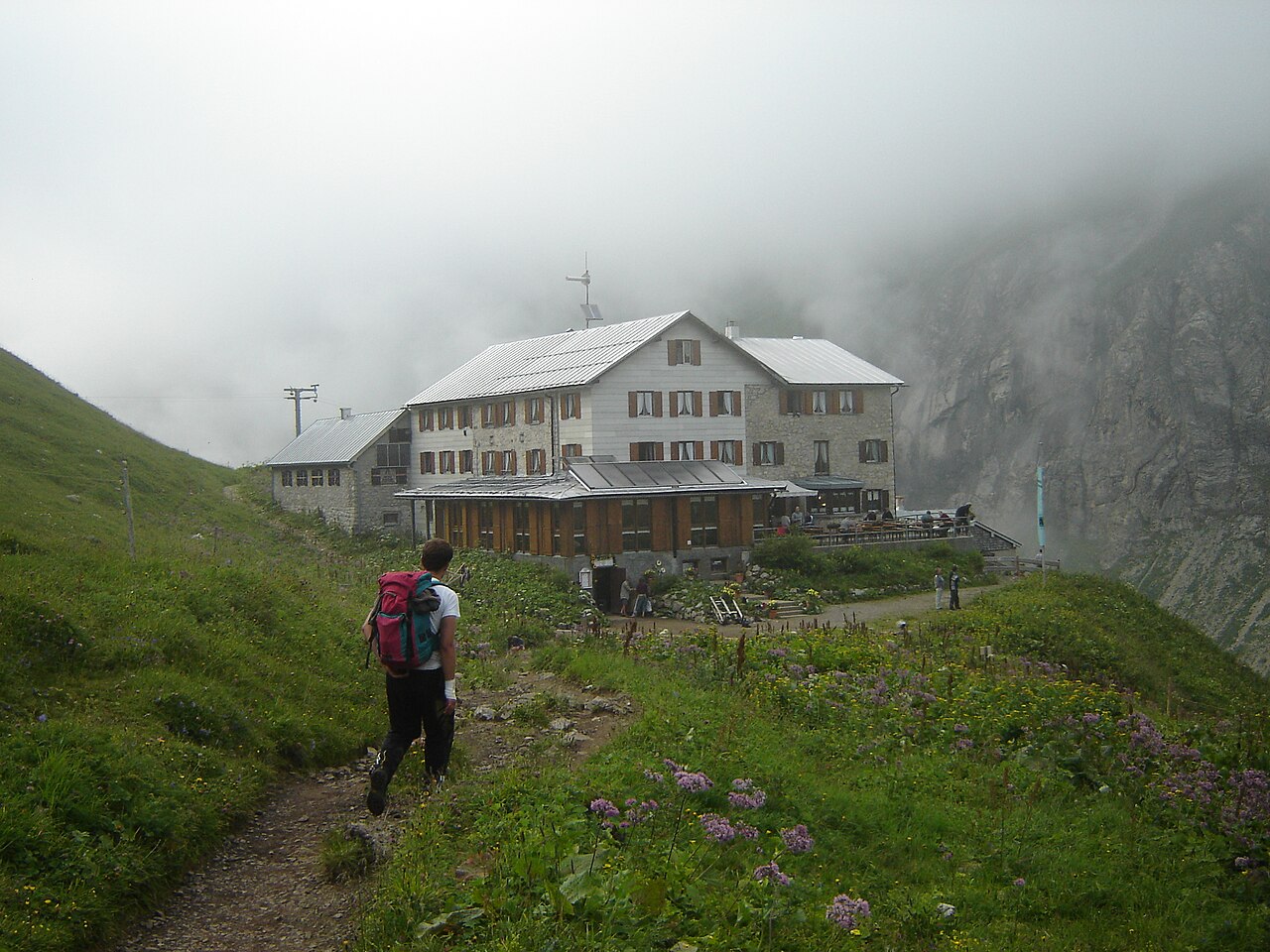 Wanderer auf dem Weg zur Kemptner Hütte im Nebel