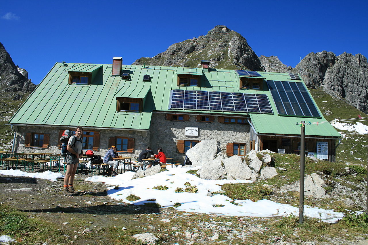 Die Mindelheimer Hütte mit Solarmodulen vor blauem Himmel