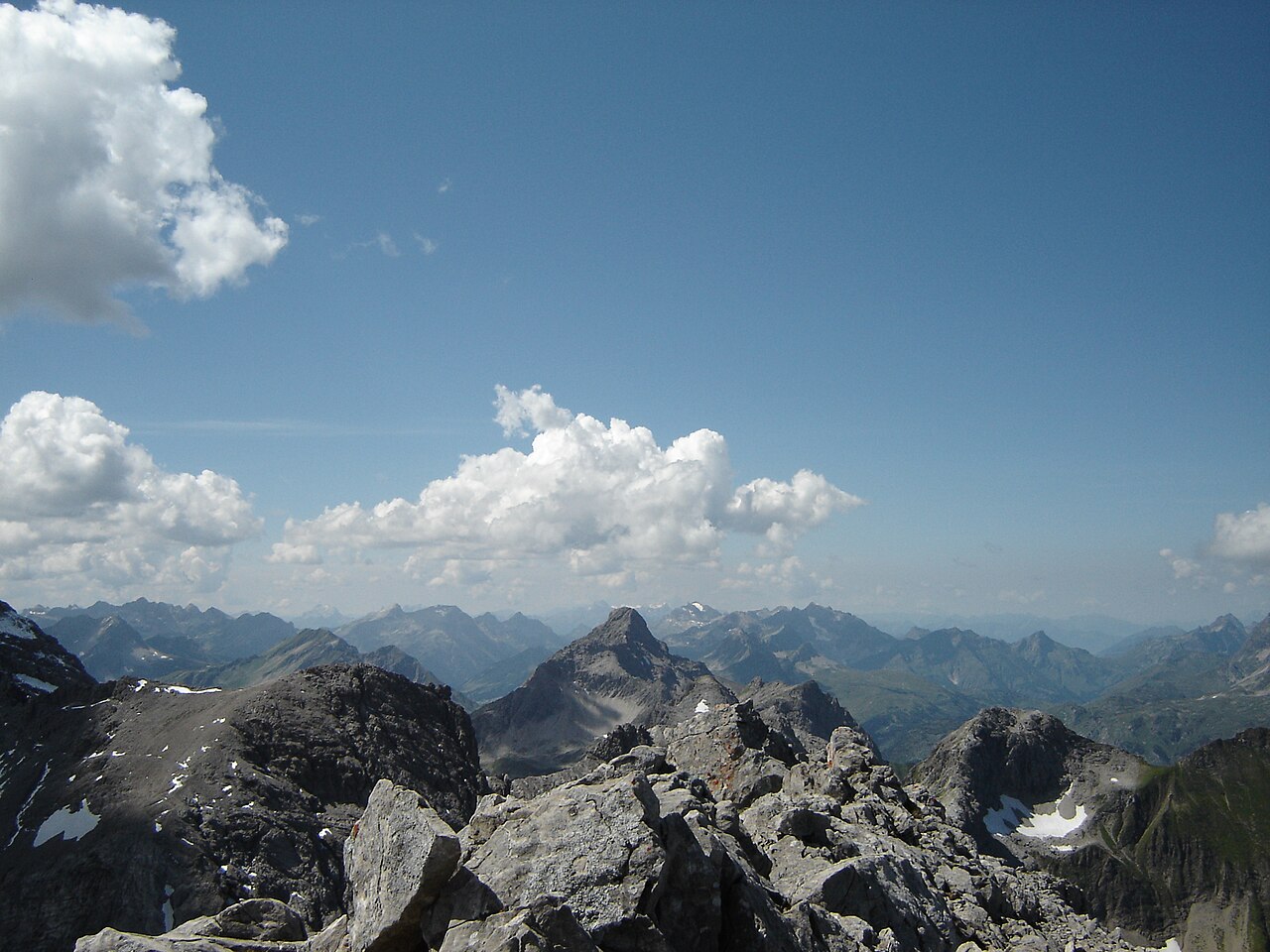 Gipfelblick auf die Allgäuer Alpen mit Wolken